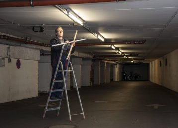Hausmeister bei Arbeiten in einer Tiefgarage
