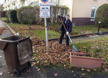 Gartenpflege an einer Wohnanlage
